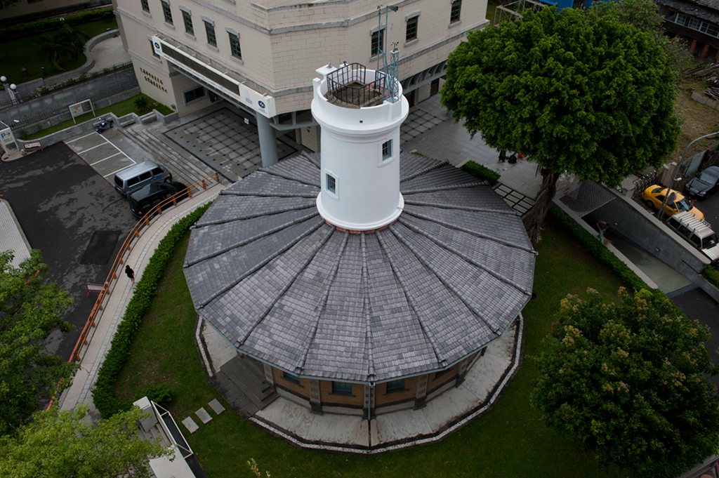 原台南測候所空拍，圓形建築中央矗立風力塔