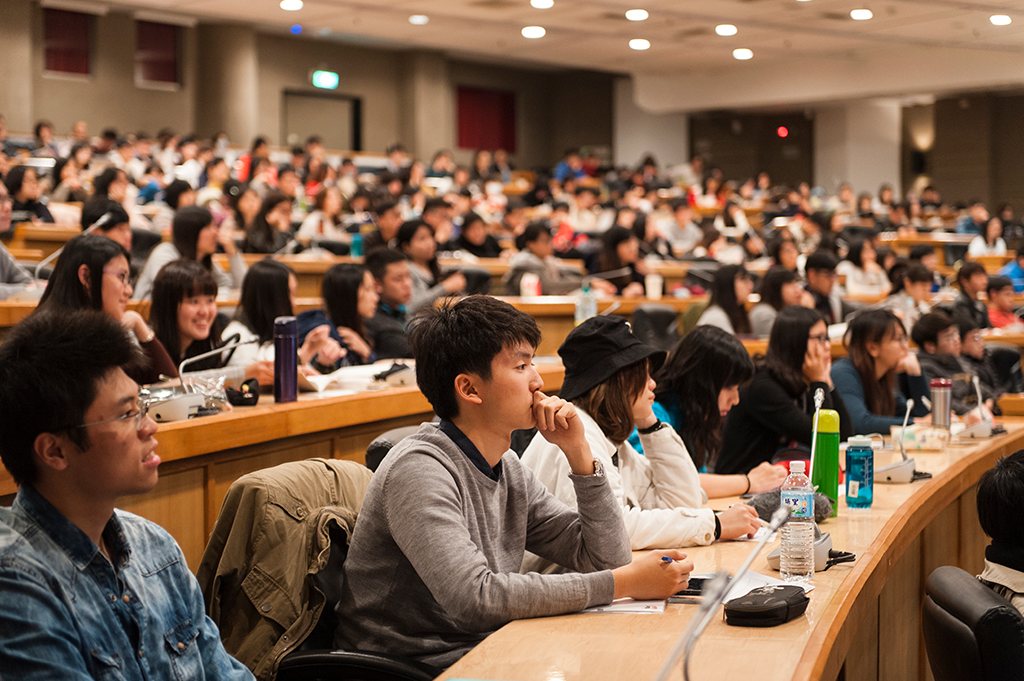 ATCC 參賽學生在階梯教室聽講
