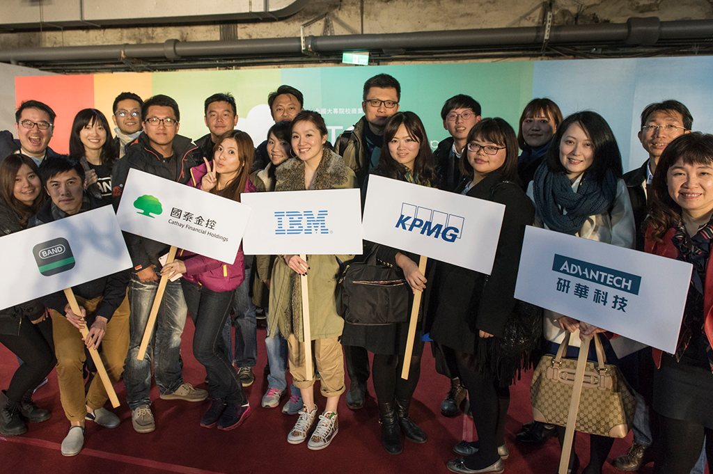 ATCC 參賽學生手持國泰金控、IBM、KPMG、研華科技等贊助企業名牌合影