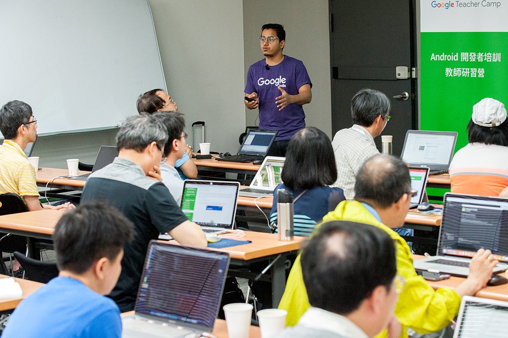 An Android developer training session for teachers in progress