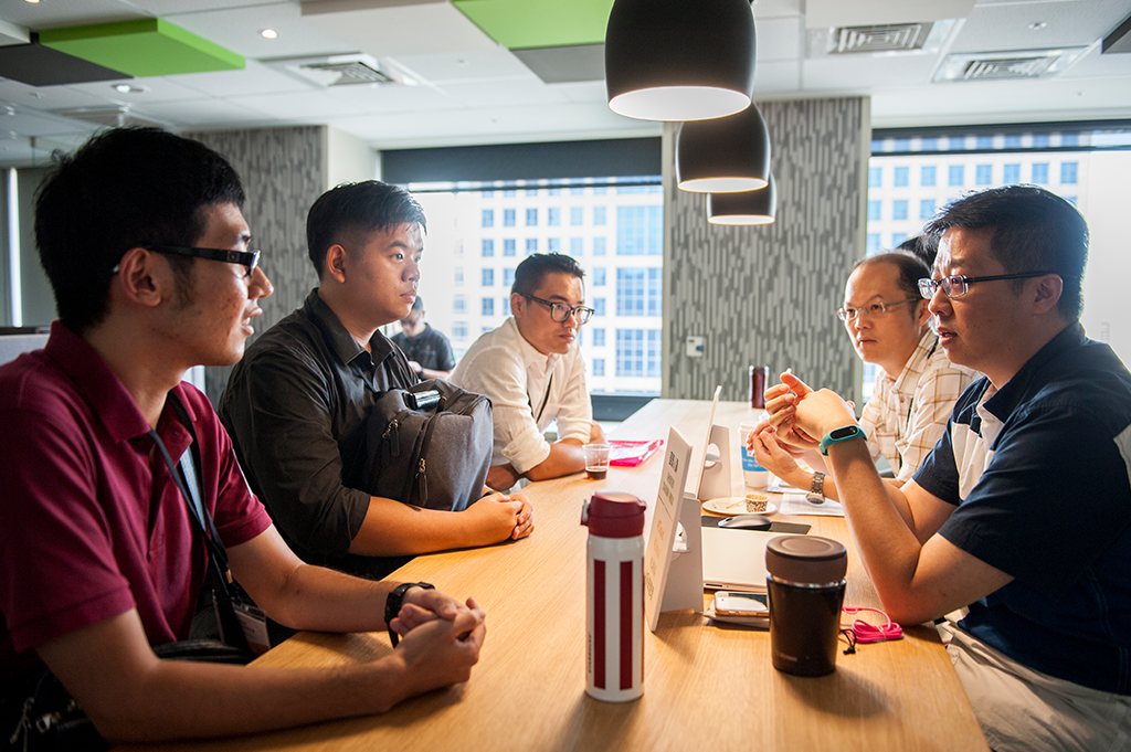 Candidates talking with Cathay managers in a meeting room