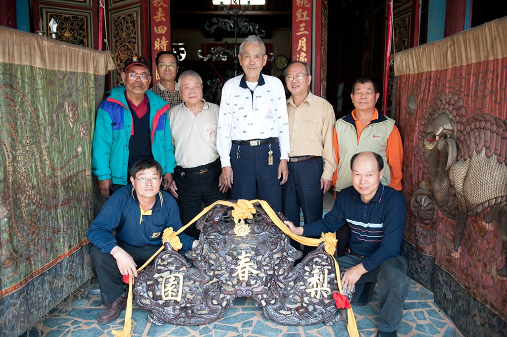 北管劇團成員與彩繪戲籠合影