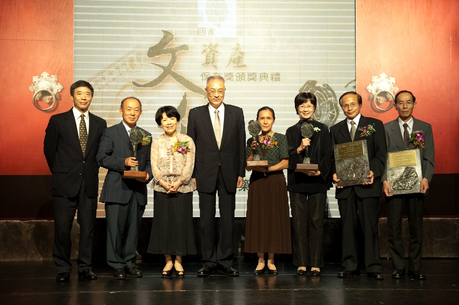 第一屆國家文化資產保存獎頒獎典禮，得獎人於台上合影