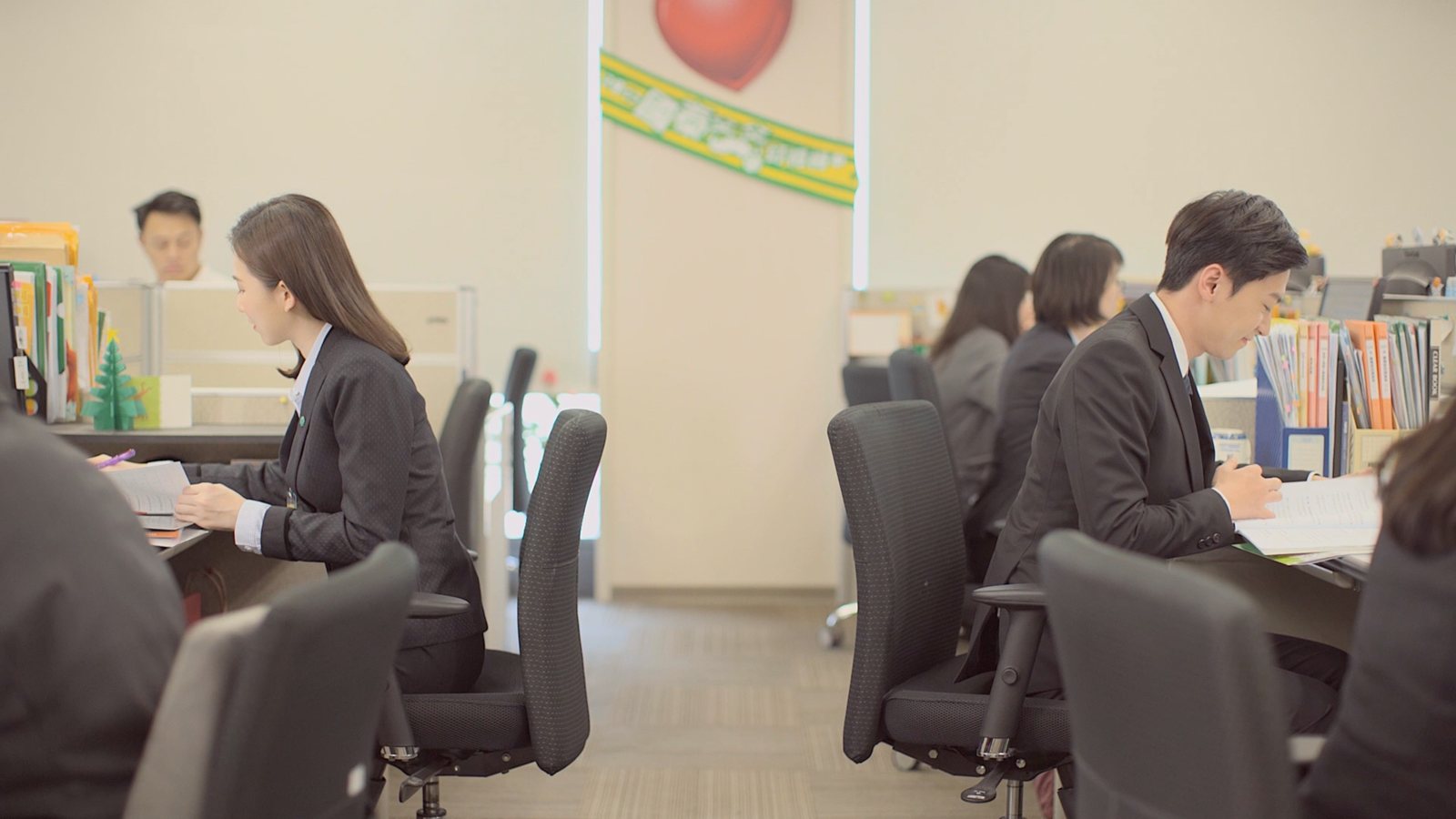 An interview in a Cathay office, from the campus recruitment film